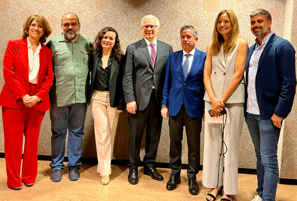  Con el fin de conseguir generar debate, se organizaron una serie de mesas de investigación que buscaban aportar la visión de expertos en distintas ramas relacionadas con los derechos humanos y la guerra.