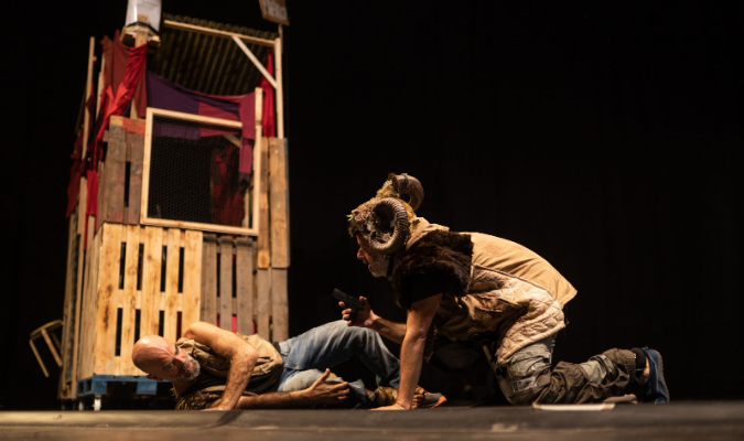 Comienza la fase de contraste con la creación de la escenografía, el sistema de lluvia y los primeros pasos en los ensayos