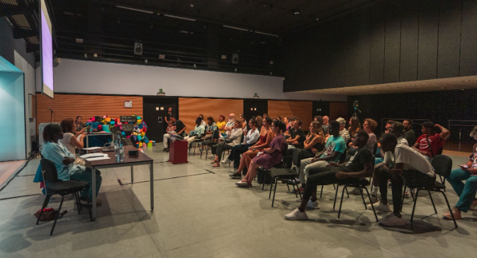 Montaje de la exposición Laboratorio Galdós y mesa Colaboratorio Galdós 22/23: un proyecto en el umbral 