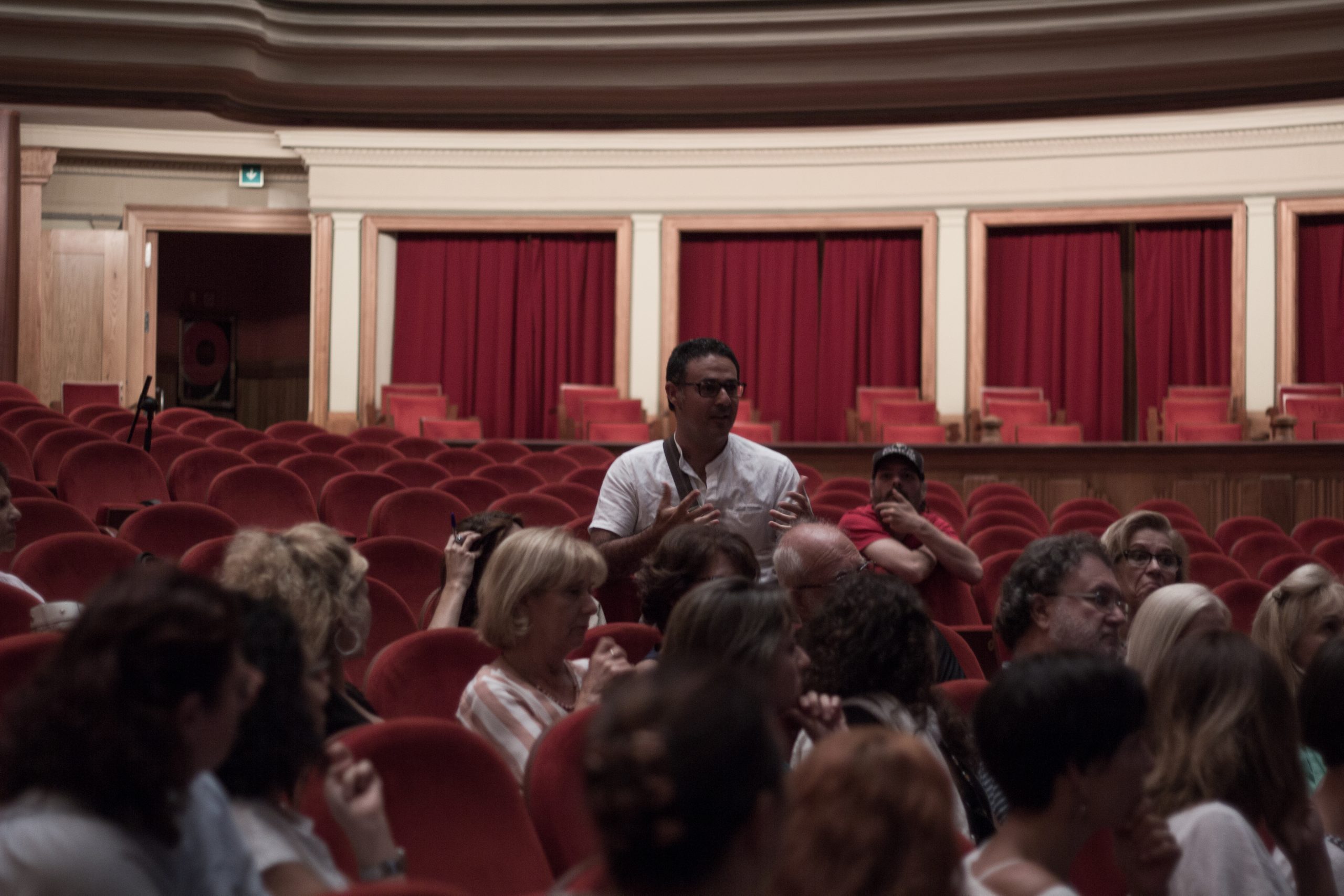 Contrastar la obra con público general y juvenil