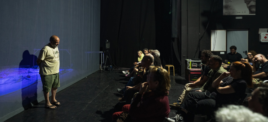 En esta fase del Laboratorio Galdós internacional 2025 se permite al espectador ser partícipe del proceso de ensayos y montaje del espectáculo junto al equipo de unahoramenos.