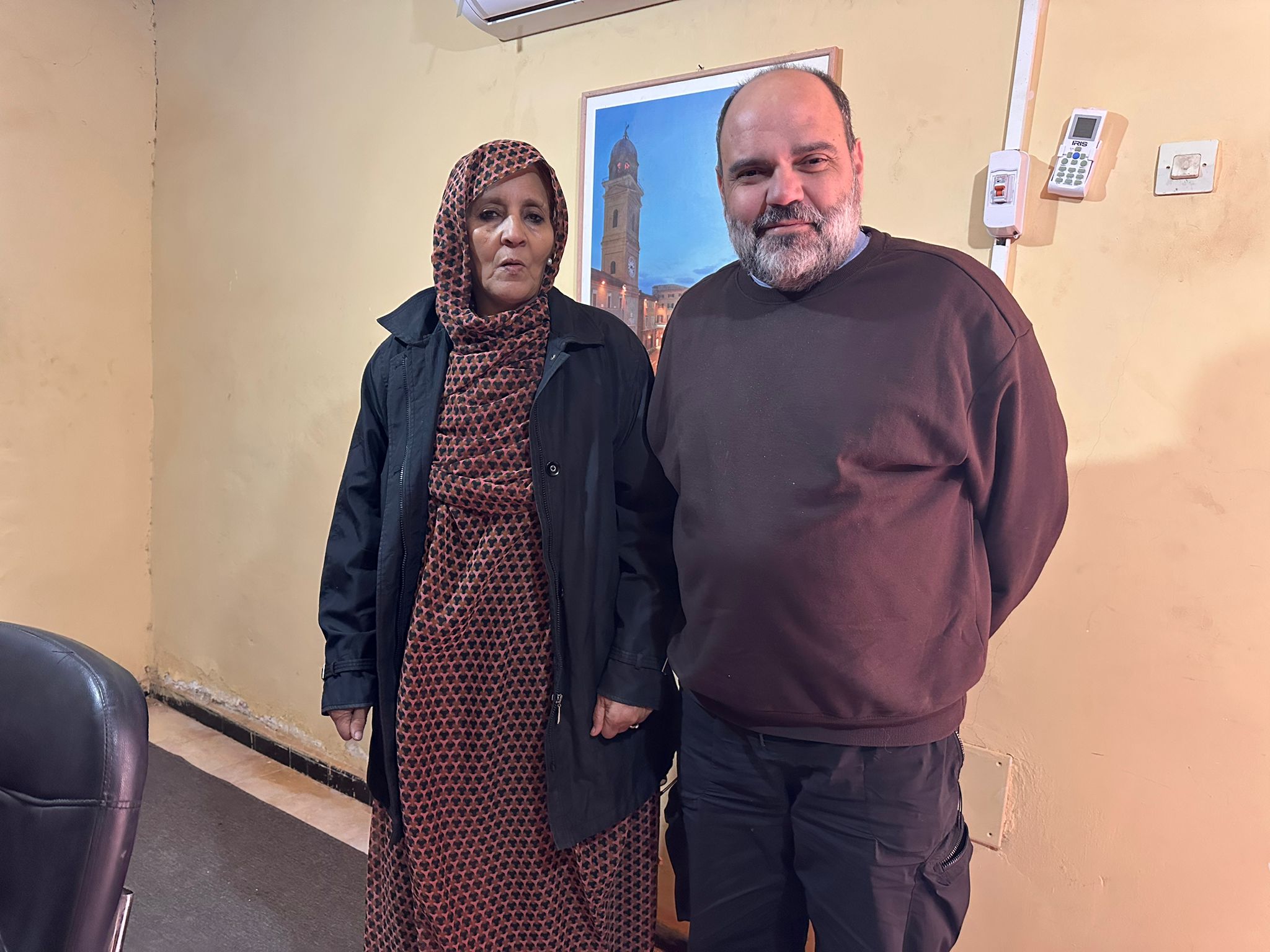 Se viaja al territorio en cuestión, al Sáhara Occidental, concretamente a Tinduf, como punto de partida para la escritura del texto y la creación del proyecto escénico